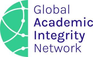 Questo logo rappresenta la rete "Global Academic Integrity Network". Il design è composto da un globo stilizzato, formato da linee curve bianche che collegano dei punti, su sfondo verde. Simbolizza la connessione globale. Accanto al globo, a destra, si trovano le parole "Global Academic Integrity Network" disposte su tre righe, scritte in blu scuro, chiare e leggibili. Questo logo evoca collaborazione, trasparenza e un impegno comune per l'integrità accademica a livello internazionale