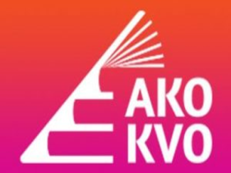 Il logo mostra un'icona stilizzata di libri sovrapposti in bianco, che formano un triangolo con linee che si aprono verso l'alto, simboleggiando conoscenza e apprendimento. Accanto ai libri, sulla destra, si trova la scritta "AKO KVO" in lettere maiuscole bianche. Lo sfondo è un gradiente che sfuma dal rosso-arancione nella parte superiore al fucsia nella parte inferiore, creando un effetto visivo vibrante e moderno