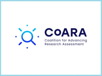 Il logo di CoARA presenta una lente d'ingrandimento stilizzata composta da linee blu e azzurre, con raggi che simulano un effetto di luce e riflettono l'idea di analisi e ricerca. A destra, il testo include "CoARA" in lettere maiuscole blu scuro, seguito dalla frase "Coalition for Advancing Research Assessment" in un font più piccolo e lineare. Lo sfondo è bianco.