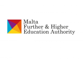 l logo rappresenta l'identità visiva della "Malta Further & Higher Education Authority". È composto da un quadrato colorato a sinistra, suddiviso in quattro triangoli dai colori vivaci: rosso, arancione, blu e viola, che convergono verso il centro, simboleggiando diversità e unità. Accanto al simbolo, il nome dell'ente è scritto in caratteri neri eleganti e leggibili, creando un equilibrio tra formalità e modernità. Il design complessivo comunica innovazione, educazione e un approccio inclusivo.