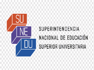 Il logo di SUNEDU (Superintendencia Nacional de Educación Superior Universitaria) presenta tre blocchi tridimensionali sovrapposti in diverse tonalità: arancione, viola e blu. Ogni blocco contiene una sigla ("SU", "NE", "DU") in lettere bianche. A destra dei blocchi, è presente il nome completo dell'istituzione scritto in lettere maiuscole nere, disposto su più righe. Lo sfondo è trasparente, rendendo il logo versatile per diversi utilizzi. Il design trasmette modernità, struttura e professionalità.