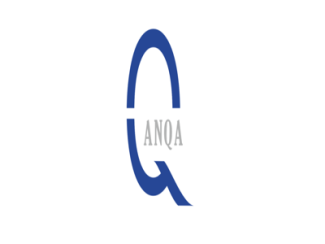 Il logo consiste in una grande lettera "Q" di colore blu, stilizzata con una linea aperta nella parte superiore e un'estensione che crea un effetto dinamico nella parte inferiore. Al centro della "Q" è posizionata la scritta "ANQA" in caratteri maiuscoli di colore grigio, conferendo un aspetto moderno e professionale. Il design è semplice ed essenziale